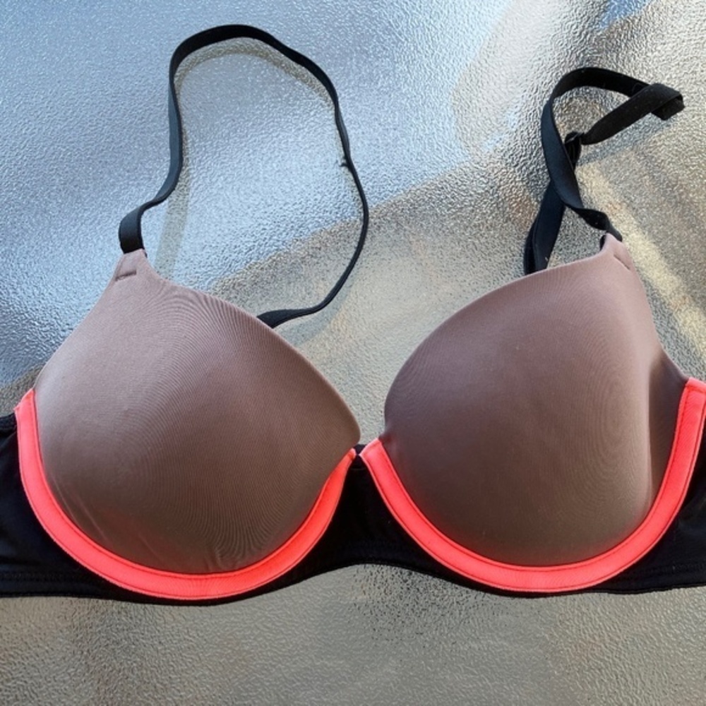 Victoria's Secret Pink Underwire T-Shirt Bra. Size 32A. Good condition.